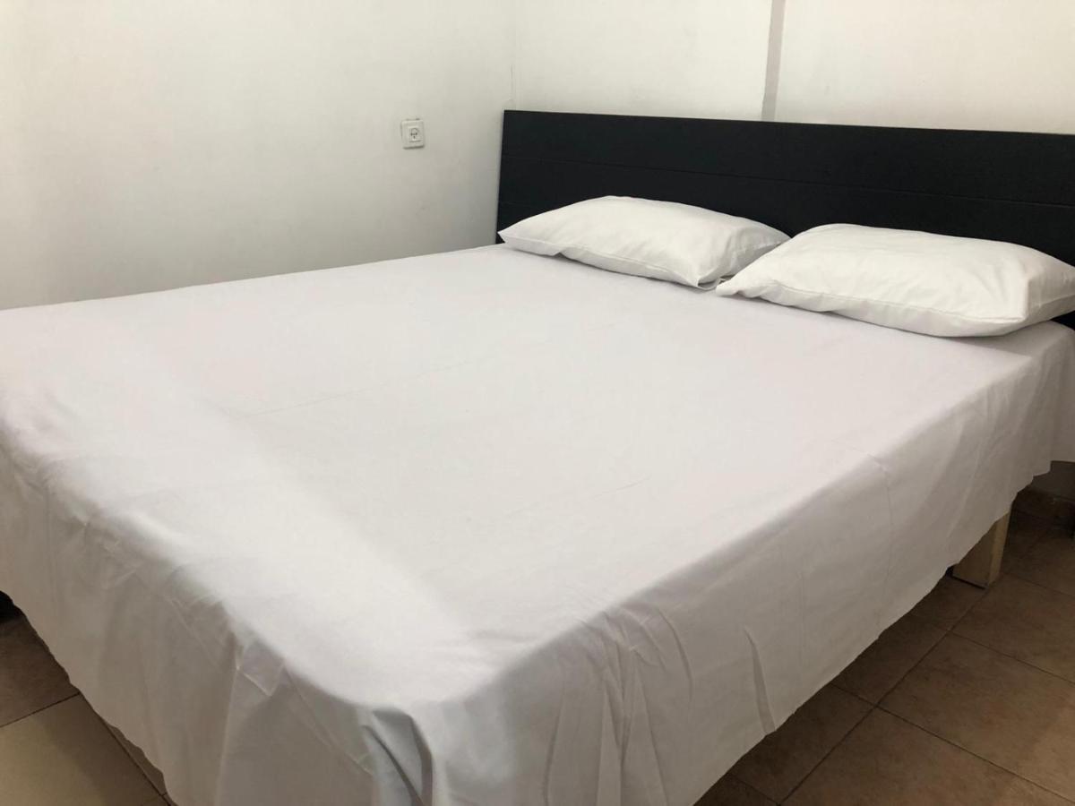 Star Guest- House Hotel Or Yehuda Bagian luar foto