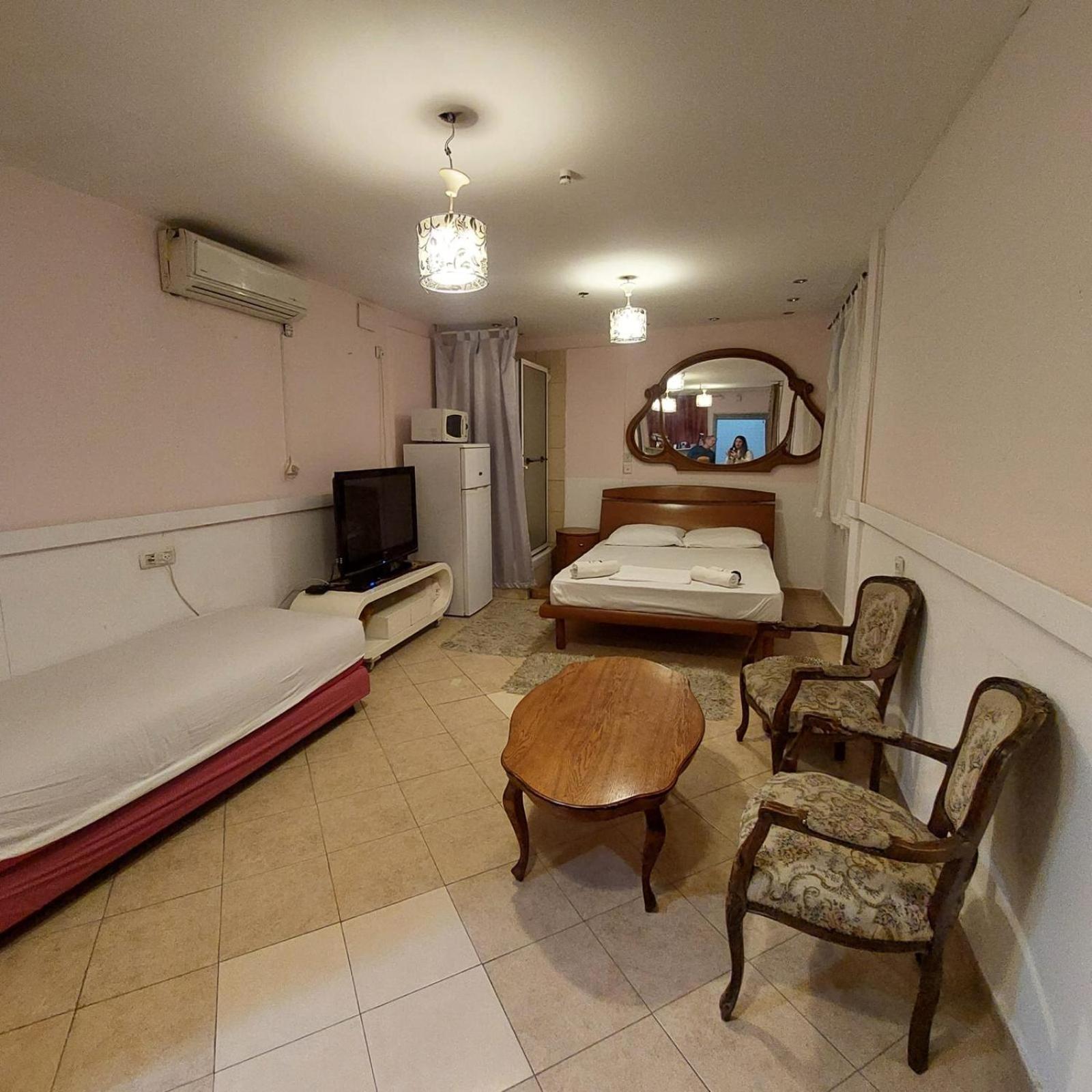 Star Guest- House Hotel Or Yehuda Bagian luar foto