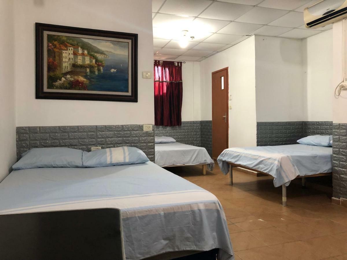 Star Guest- House Hotel Or Yehuda Bagian luar foto